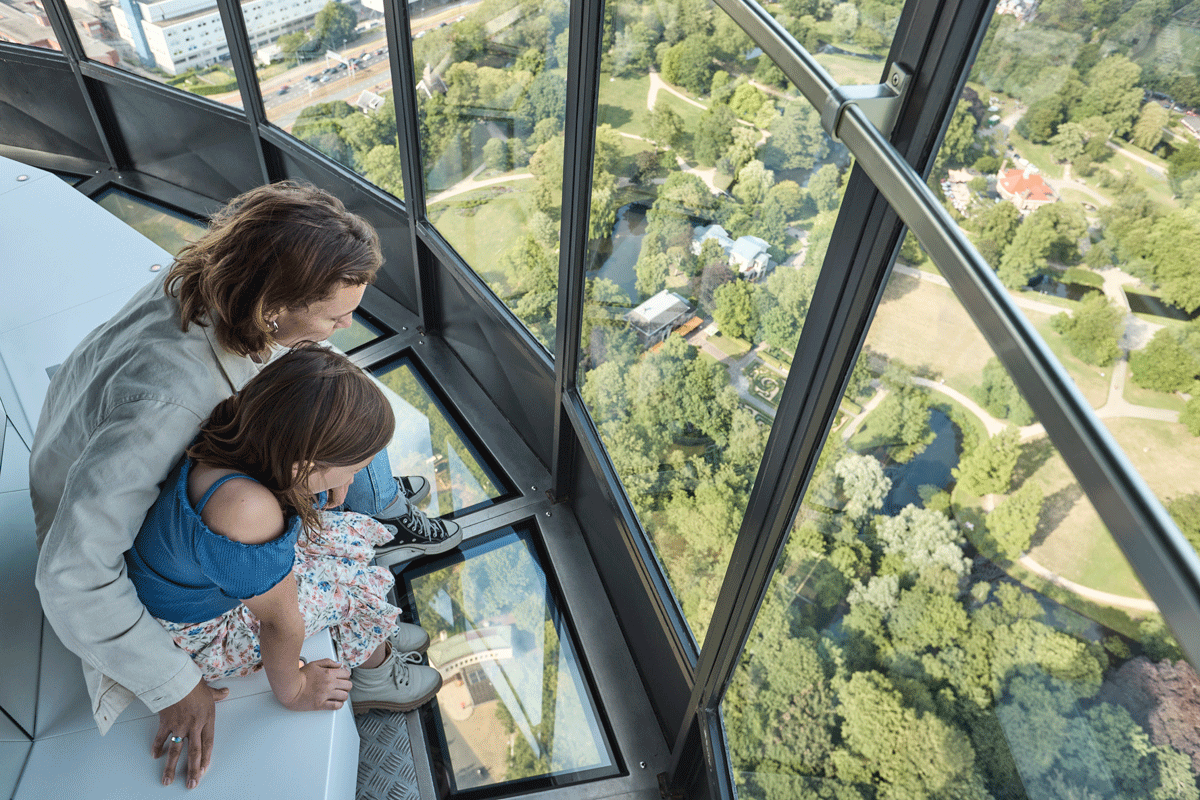 Spectaculaire glazen vloer in de Euroscoop van de Euromast